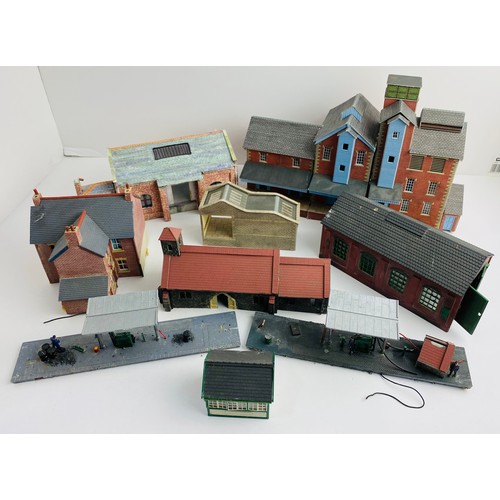 2148 - Assorted OO Gauge Card & Plastic Buildings (Ex Layout / Used) - See Picture. P&P Group 2 (£18+VAT fo... 