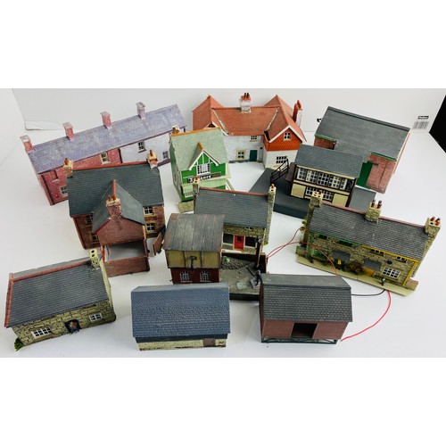 2156 - Assorted OO Gauge Model Railway Buildings, Ex Layout (Used) - See Picture. P&P Group 2 (£18+VAT for ... 