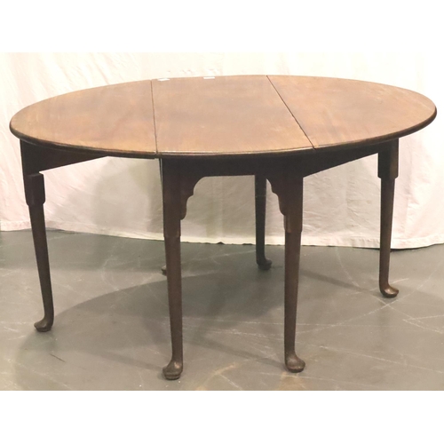 424 - George II oak dropleaf oval table on gated supports, 108 x 133 x 69 cm H. Not available for in-house... 