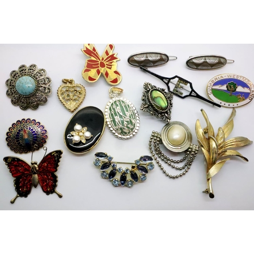 57 - A selection of costume jewellery brooches. P&P Group 1 (£14+VAT for the first lot and £1+VAT for sub... 