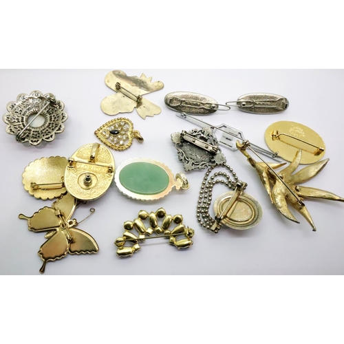 57 - A selection of costume jewellery brooches. P&P Group 1 (£14+VAT for the first lot and £1+VAT for sub... 