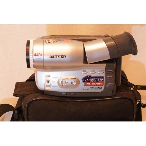 1069 - Cased Samsung video camera with power lead and accessories. P&P Group 1 (£14+VAT for the first lot a... 