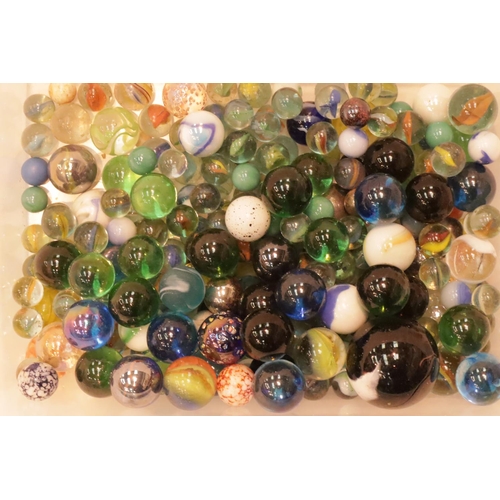 1081 - Box of vintage marbles. P&P Group 1 (£14+VAT for the first lot and £1+VAT for subsequent lots)