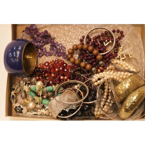 1082 - Box of unsorted costume jewellery. P&P Group 1 (£14+VAT for the first lot and £1+VAT for subsequent ... 