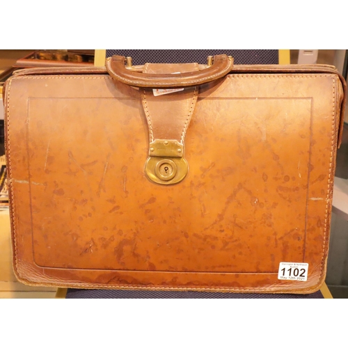 1102 - Vintage brown leather attaché case. P&P Group 2 (£18+VAT for the first lot and £3+VAT for subsequent... 