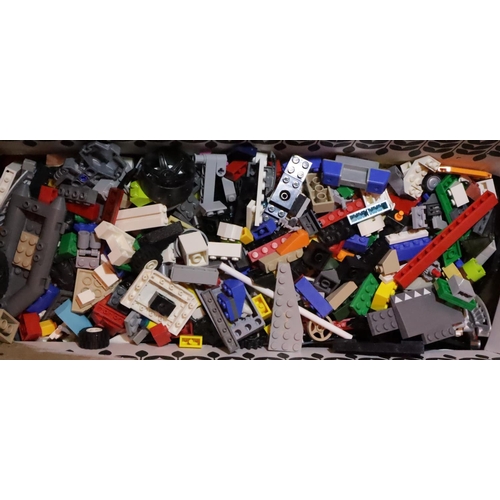 1103 - Box of assorted Lego approximately 2kg. P&P Group 1 (£14+VAT for the first lot and £1+VAT for subseq... 