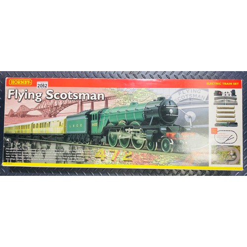 2062 - Hornby 'Flying Scotsman' Train Set (LOCOMOTIVE & COACHES ONLY, NO TRACK OR CONTROLLER) - P&P Group 3... 