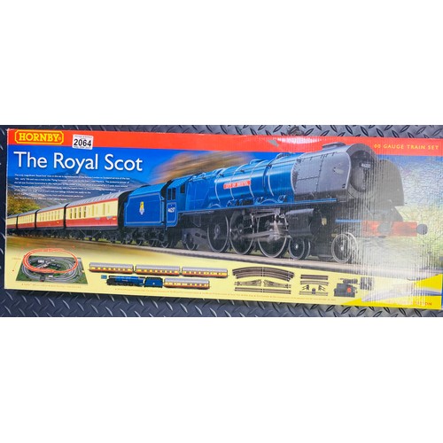 2064 - Hornby 'The Royal Scot' Train Set (LOCOMOTIVE & COACHES ONLY, NO TRACK OR CONTROLLER) - P&P Group 3 ... 