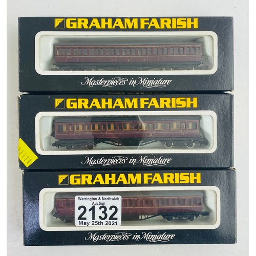 2132 - 3x Graham Farish N Gauge Assorted Maroon Coaches Boxed  - P&P Group 1 (£14+VAT for the first lot and... 