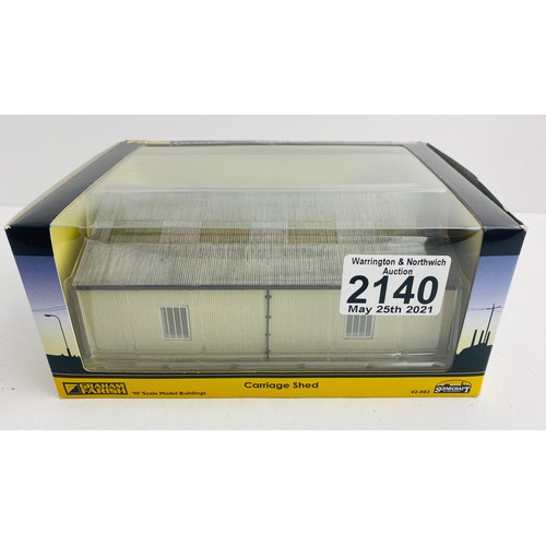 2140 - Graham Farish N Gauge Scenecraft Carriage Shed Boxed  - P&P Group 1 (£14+VAT for the first lot and £... 