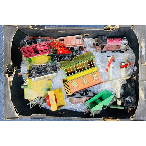 2147 - Tray of O Gauge Tinplate Clockwork Items, Loco, Wagons Building etc  - P&P Group 3 (£25+VAT for the ... 