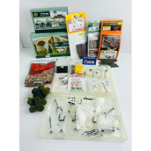 2149 - Good Selection of N Gauge Building Kits & Accessories/Scenics - Most New in Packets & Boxed  - P&P G... 