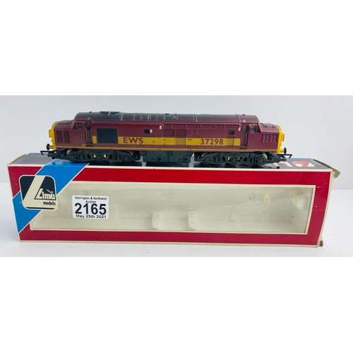 2165 - Hornby OO Gauge Class 37 EWS Weathered Locomotive Boxed (wrong box) - P&P Group 1 (£14+VAT for the f... 