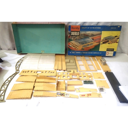 2223 - Hornby Dublo 5083 Terminal/through station kit. Appears complete, unchecked. P&P Group 2 (£18+VAT fo... 