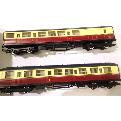 2260 - Two Hornby blood/custard coaches, excellent condition, unboxed. P&P Group 1 (£14+VAT for the first l... 