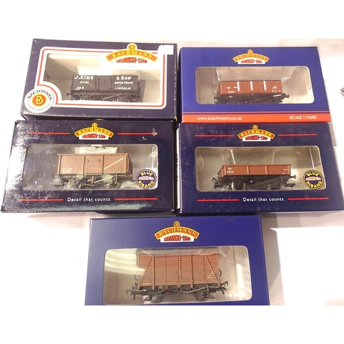 2267 - Five Bachmann OO scale wagons, excellent condition, boxed. P&P Group 1 (£14+VAT for the first lot an... 