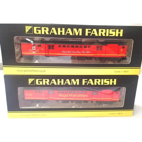 2318 - Two N gauge Farish coaches, 374-903 sorting van and 374-900 TPO, both Royal Mail red in excellent co... 