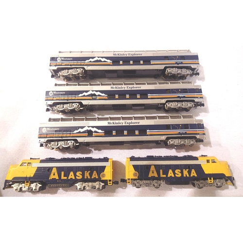 2326 - Bachmann N gauge American Fai power car and trailer car, Alaska blue/yellow and three Westours McKin... 