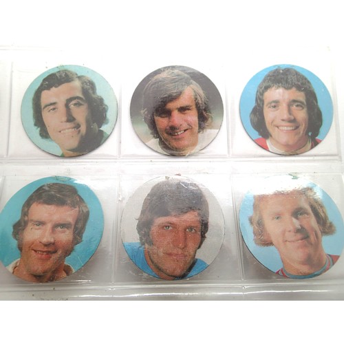 3177 - Complete set of FA Cup teams 1972 with Esso Fuel football tokens. P&P Group 1 (£14+VAT for the first... 