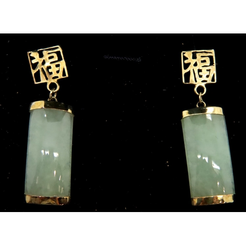 71 - 9ct gold  jade drop earrings. P&P Group 1 (£14+VAT for the first lot and £1+VAT for subsequent lots)