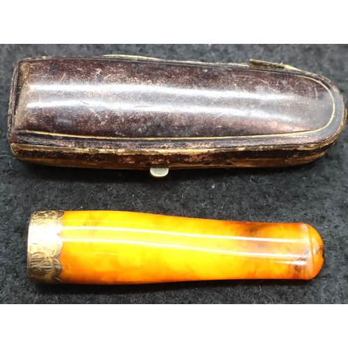 134 - 9ct gold mounted cigar holder in original leather case. 
P&P Group 1 (£14+VAT for the first lot and ... 