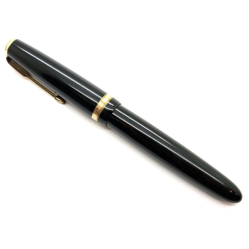 135 - Parker fountain pen with 14k gold nib. P&P Group 1 (£14+VAT for the first lot and £1+VAT for subsequ... 