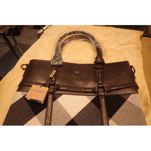 1065 - Ladies fashion handbag with dustcover. P&P Group 2 (£18+VAT for the first lot and £3+VAT for subsequ... 