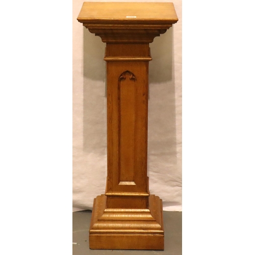 558 - An early 20th century golden oak pedestal, ecclesiastical in style. H: 103 cm. Not available for in-... 