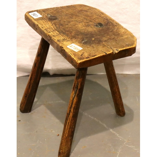 561 - 18th century elm milking stool, 33 x 23 x 32 cm H. Not available for in-house. P&P Group 3 (£25+VAT ... 