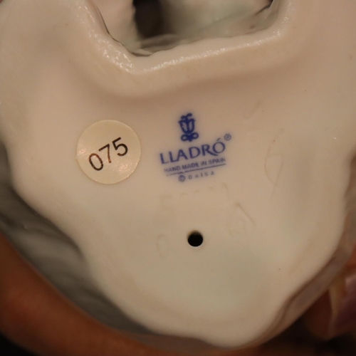 256 - Three Lladro polar bears. P&P Group 3 (£25+VAT for the first lot and £5+VAT for subsequent lots)
Con... 