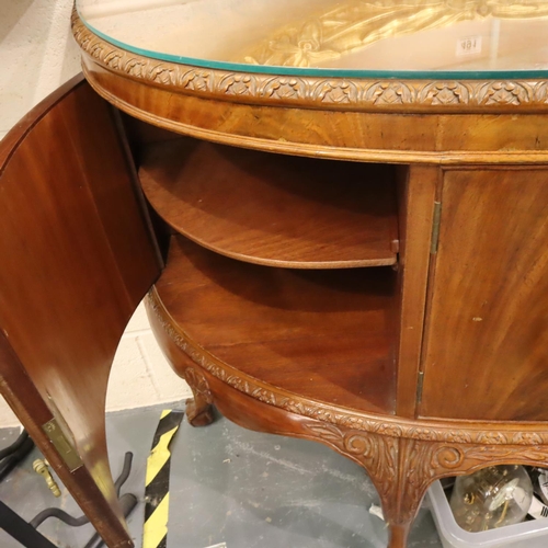 542 - A 20th century walnut four door sideboard in the Epstein style, raised on claw and ball supports, 13... 