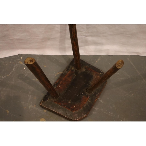 561 - 18th century elm milking stool, 33 x 23 x 32 cm H. Not available for in-house. P&P Group 3 (£25+VAT ... 