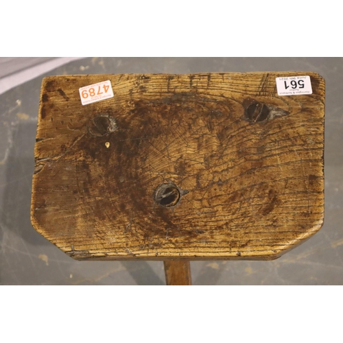 561 - 18th century elm milking stool, 33 x 23 x 32 cm H. Not available for in-house. P&P Group 3 (£25+VAT ... 