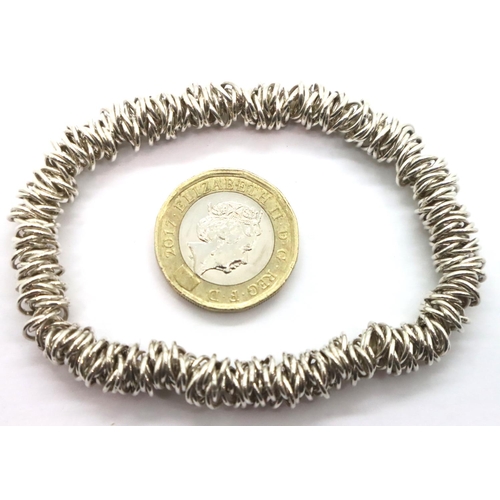 76 - Silver elasticated bracelet. P&P Group 1 (£14+VAT for the first lot and £1+VAT for subsequent lots)