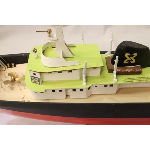 2214 - Zwarte Zee kit built tug boat, plastic hull, static model, L: 90 cm. Not available for in-house P&P,... 