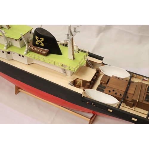 2214 - Zwarte Zee kit built tug boat, plastic hull, static model, L: 90 cm. Not available for in-house P&P,... 