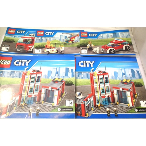 2216 - Lego 60110 City Fire Station, unboxed. P&P Group 2 (£18+VAT for the first lot and £3+VAT for subsequ... 