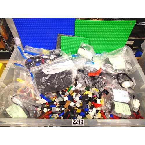 2219 - Box of assorted Lego parts including build bases, figures etc. P&P Group 3 (£25+VAT for the first lo... 
