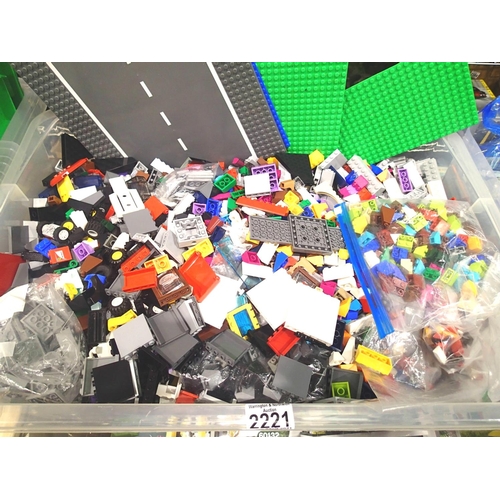 2221 - Box of assorted Lego parts including bases, figures etc. P&P Group 3 (£25+VAT for the first lot and ... 