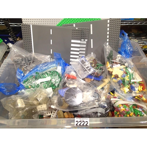 2222 - Box of assorted Lego parts including bases, roadway etc. P&P Group 3 (£25+VAT for the first lot and ... 