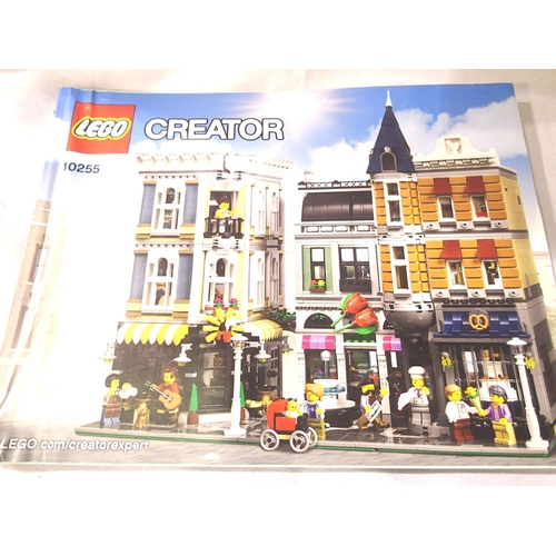 2232 - Lego 10255 Assembly Square, unboxed. P&P Group 3 (£25+VAT for the first lot and £5+VAT for subsequen... 