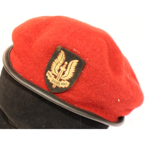 3060 - A post war SAS red beret, badged, medium size. P&P Group 1 (£14+VAT for the first lot and £1+VAT for... 