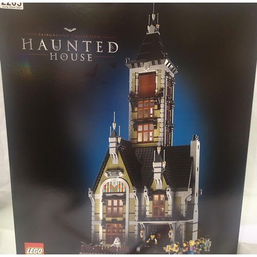 2205 - Lego 10273 Haunted House. P&P Group 3 (£25+VAT for the first lot and £5+VAT for subsequent lots)