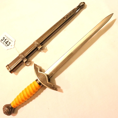 3139 - German WWII replica Luftwaffe ceremonial dagger and metal scabbard. P&P Group 2 (£18+VAT for the fir... 