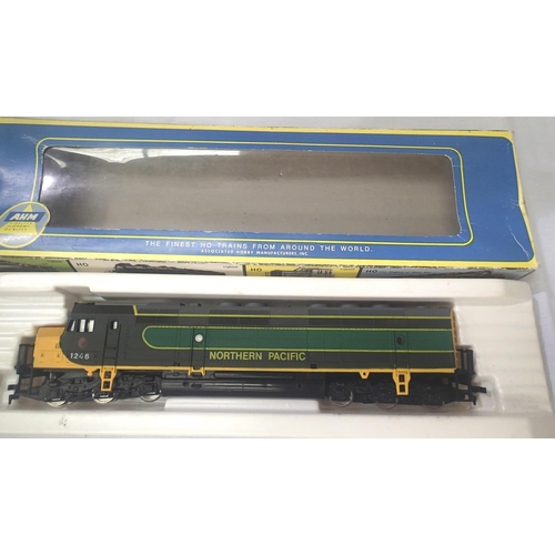 2283 - AHM FP-45 locomotive Co-Co Northern Pacific Livery in very good condition, boxed. P&P Group 1 (£14+V... 