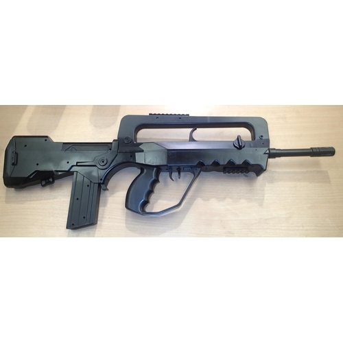 3147 - Replica BB FAMAS gun. P&P Group 3 (£25+VAT for the first lot and £5+VAT for subsequent lots)