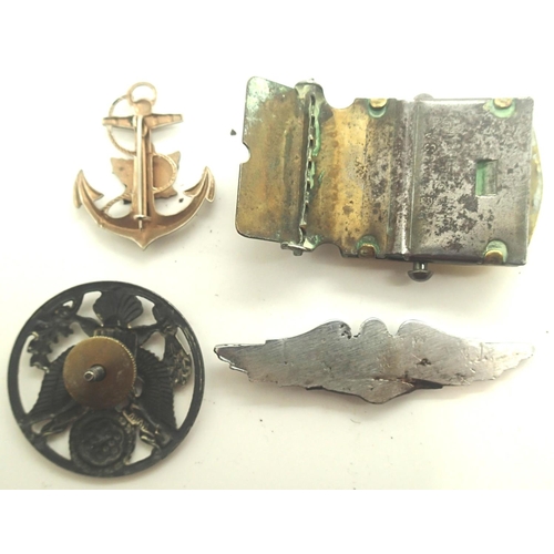 3162 - US and Canadian military badges and a US Coast Guard belt buckle in brass. P&P Group 1 (£14+VAT for ... 