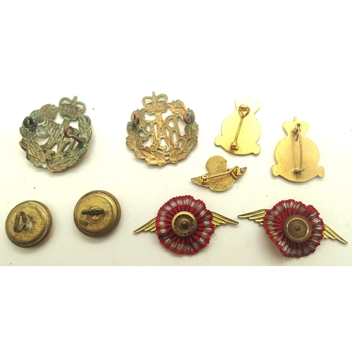 3176 - Selection of British WWII and later RAF cap badges, lapel badges and uniform buttons. P&P Group 1 (£... 