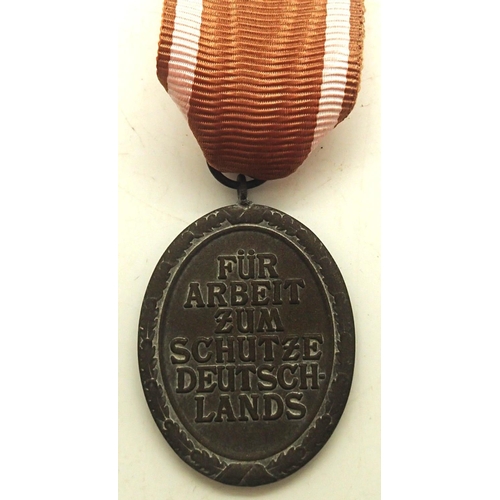 3202 - German Third Reich West Wall medal. P&P Group 1 (£14+VAT for the first lot and £1+VAT for subsequent... 