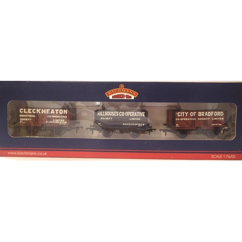 2337 - Bachmann 37-075N set of three Northern Co-Op wagons, National Railway Museum Exclusive. P&P Group 1 ... 